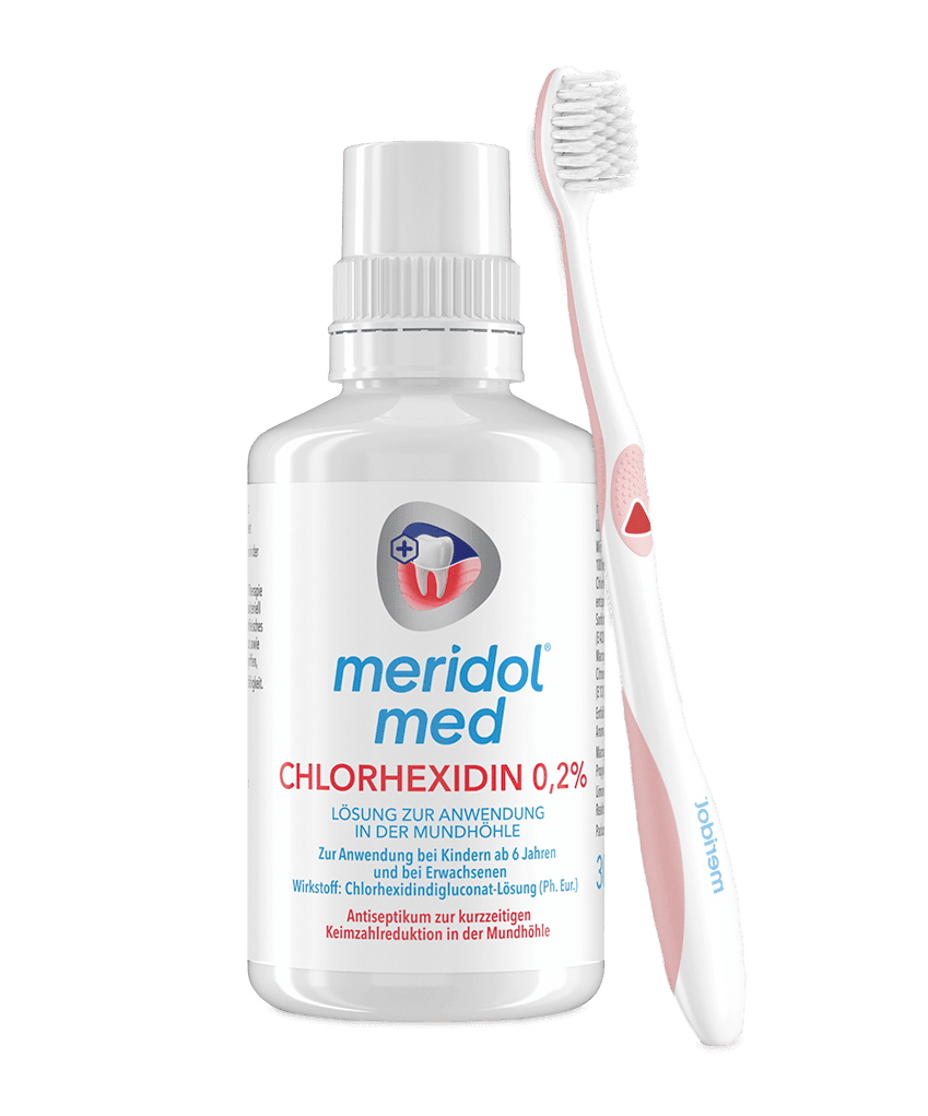 Eine Produktaufnahme einer Flasche meridol med Chlorhexidin 0,2 % Mundspüllösung und einer passenden rosa-weißen Zahnbürste auf weißem Hintergrund.